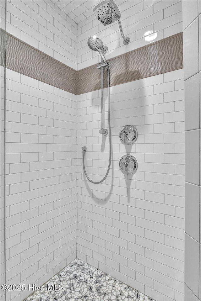 bathroom featuring tiled shower