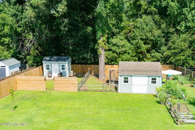 view of yard featuring a shed