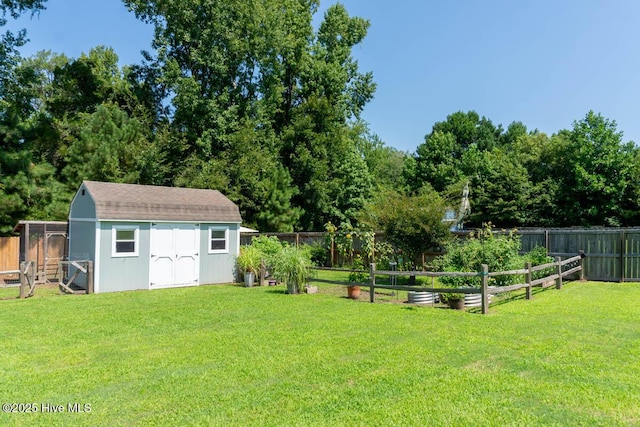 view of yard featuring a storage unit