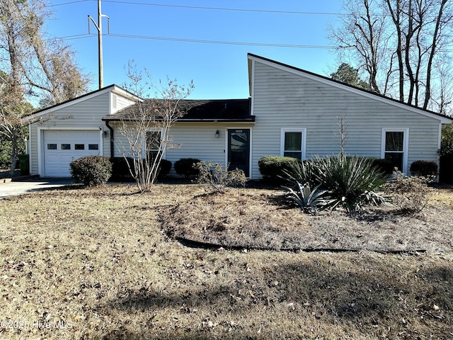 view of front facade featuring a garage