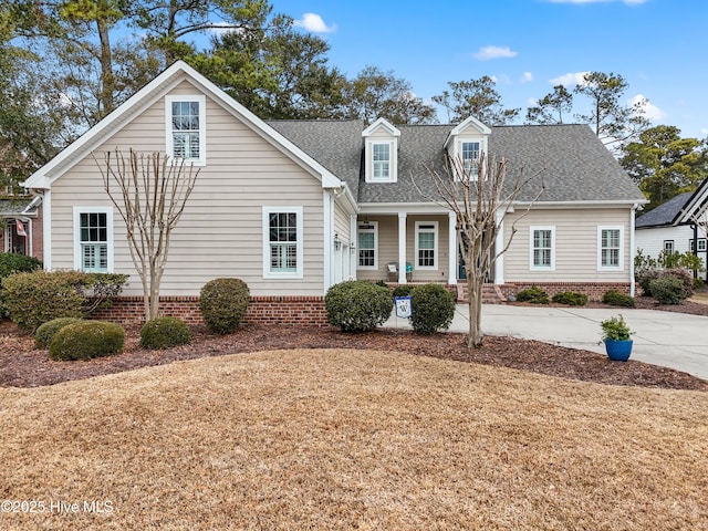 view of front of home with a front yard and covered porch