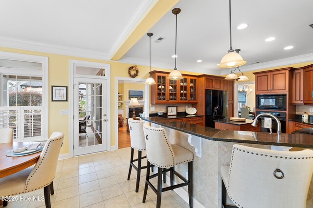 sunroom with ceiling fan