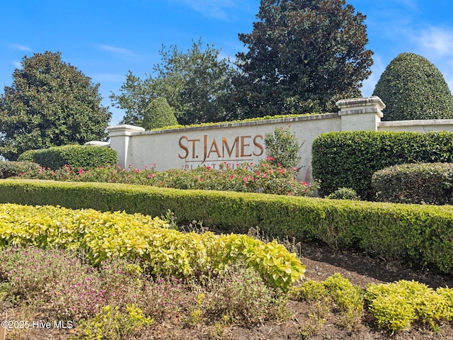 view of community / neighborhood sign