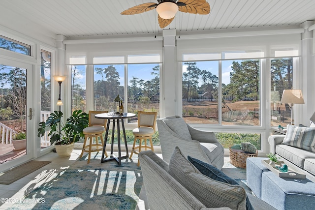 sunroom with ceiling fan