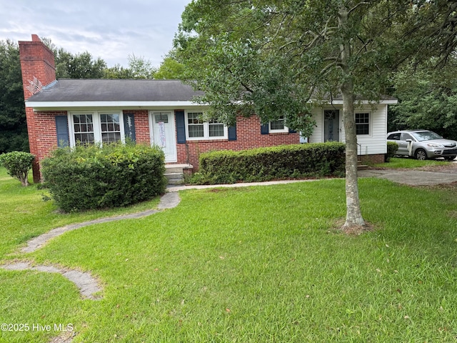 single story home with a front lawn