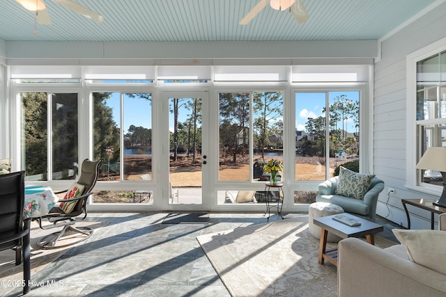 sunroom with ceiling fan