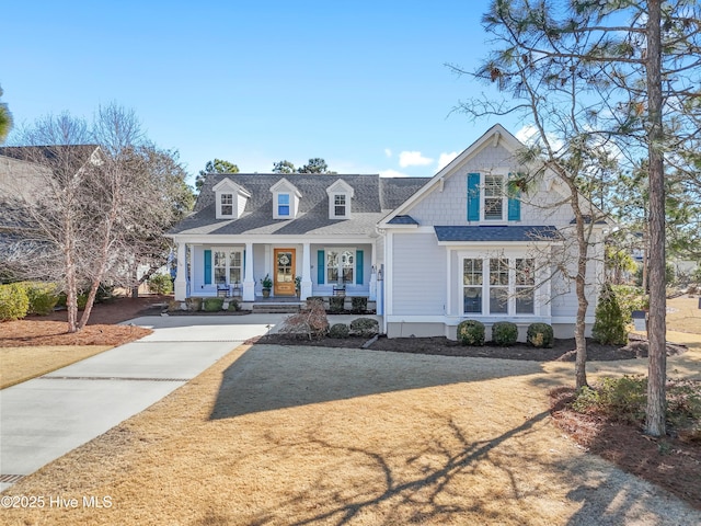 view of front facade featuring covered porch and a front lawn