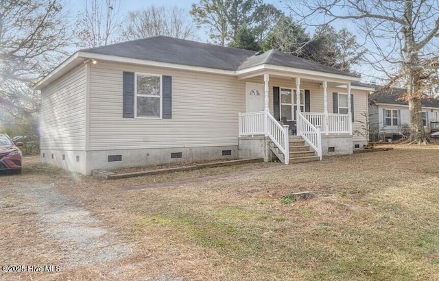 view of front facade featuring a front lawn and a porch