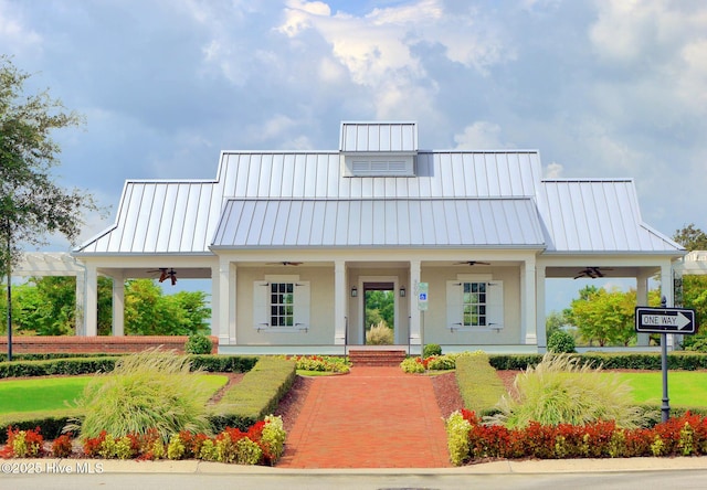 view of front of property featuring a porch