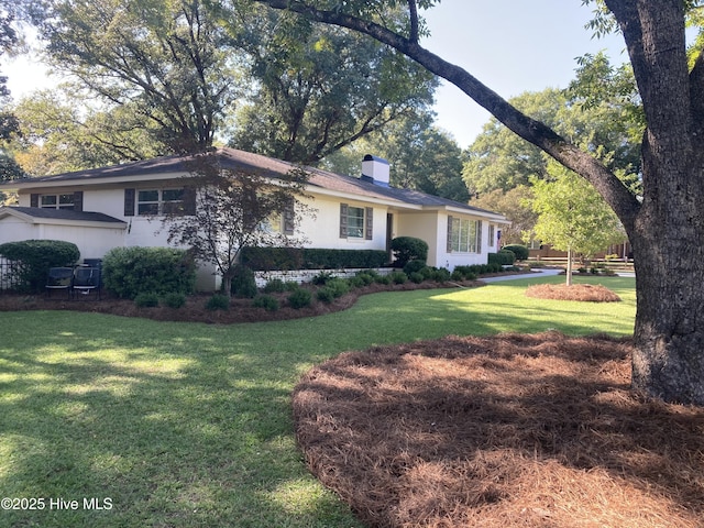 view of front of house featuring a front lawn