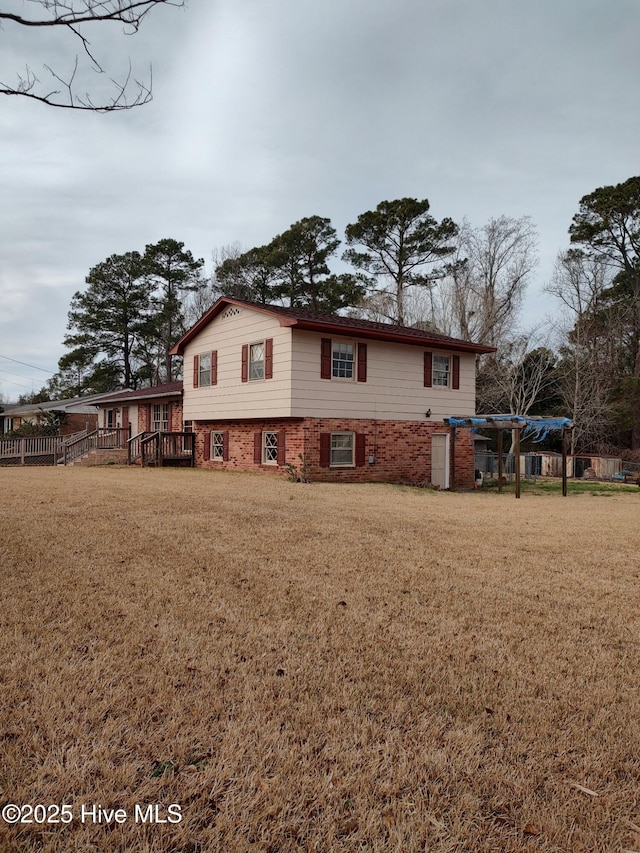 view of front of property featuring a front yard