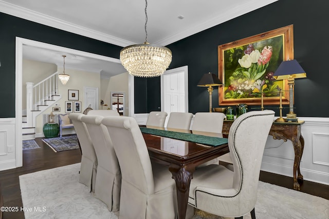 dining area featuring a chandelier, crown molding, and hardwood / wood-style floors