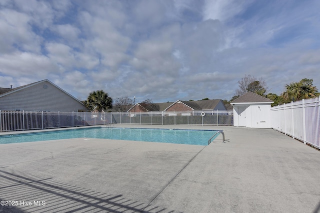 view of swimming pool