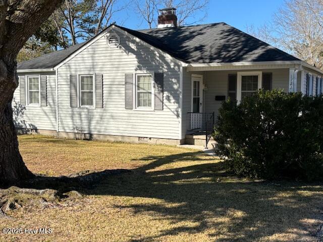 view of front facade with a front yard