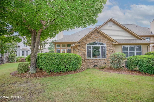 view of front of property with a front lawn