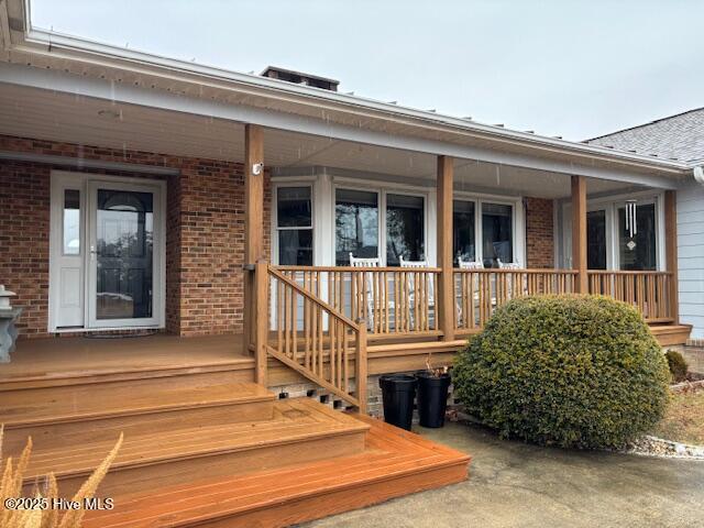 entrance to property featuring a porch