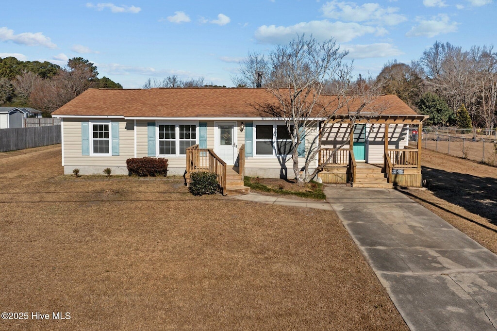 single story home featuring a front yard