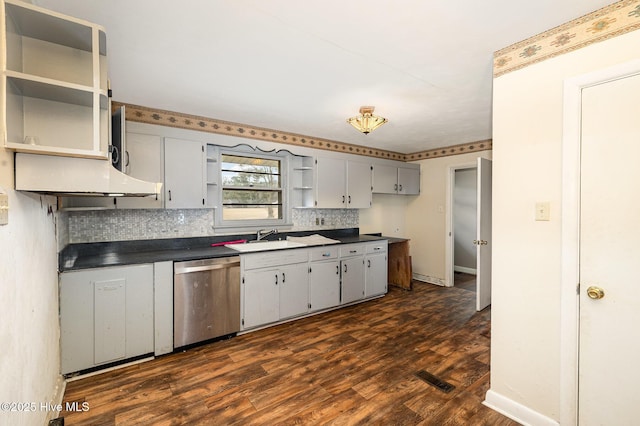 kitchen featuring dishwasher, dark hardwood / wood-style flooring, tasteful backsplash, sink, and gray cabinetry