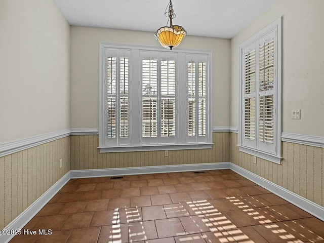 empty room featuring tile patterned floors