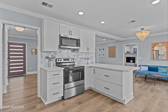 kitchen featuring crown molding, kitchen peninsula, stainless steel appliances, light hardwood / wood-style floors, and white cabinets