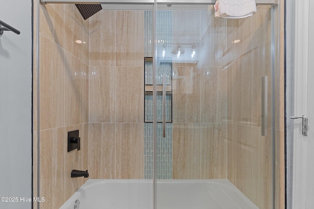 bathroom with combined bath / shower with glass door