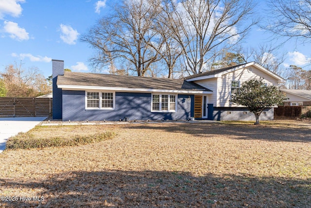 tri-level home featuring a front yard