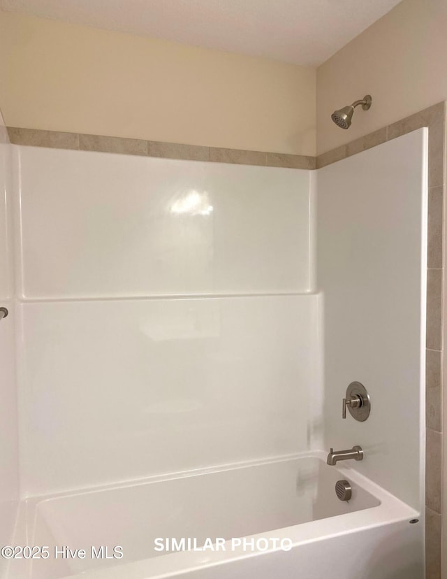 bathroom with tub / shower combination