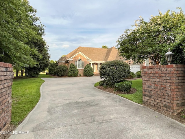 view of front of house featuring a front yard and a garage