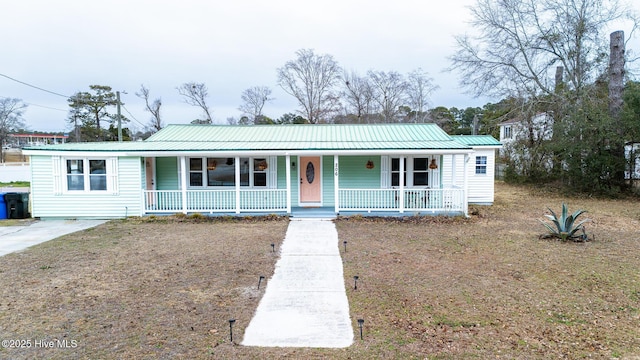 view of front of property featuring covered porch and a front yard