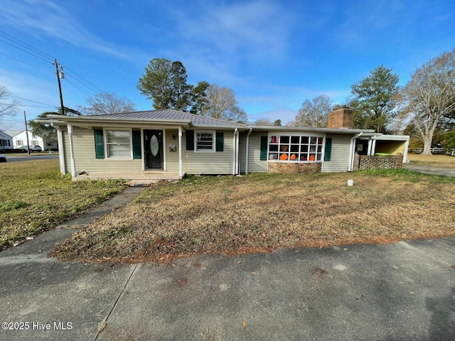 single story home featuring a front yard