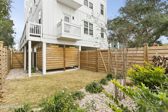 view of yard featuring a balcony