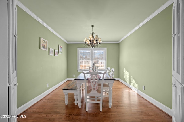 dining room with crown molding, a chandelier, and light hardwood / wood-style floors