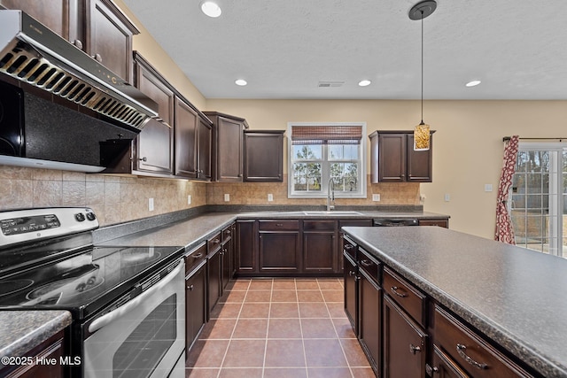 kitchen with sink, stainless steel range with electric stovetop, decorative backsplash, decorative light fixtures, and custom exhaust hood