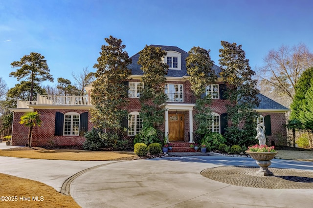 view of front of property with a balcony