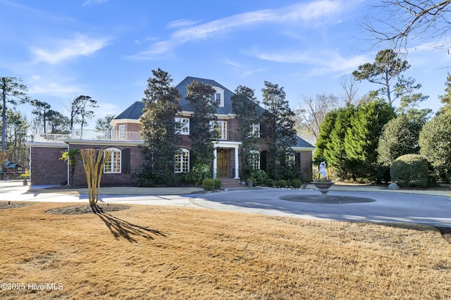 view of front of property featuring a front lawn