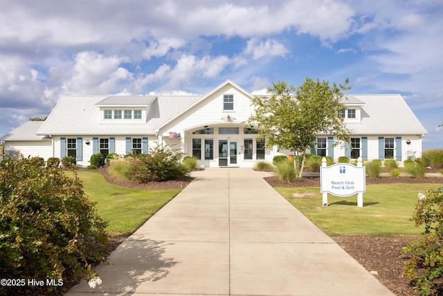 view of front of house featuring a front lawn