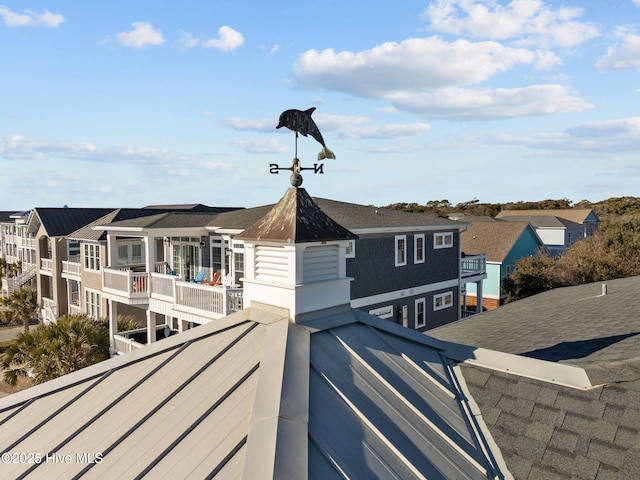 view of front of property featuring a balcony