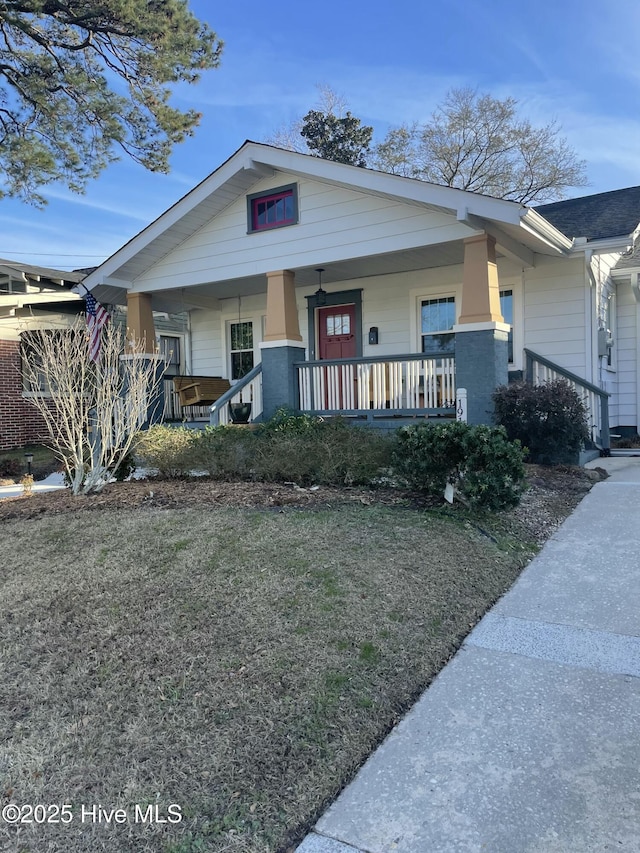 view of front facade featuring covered porch and a front lawn