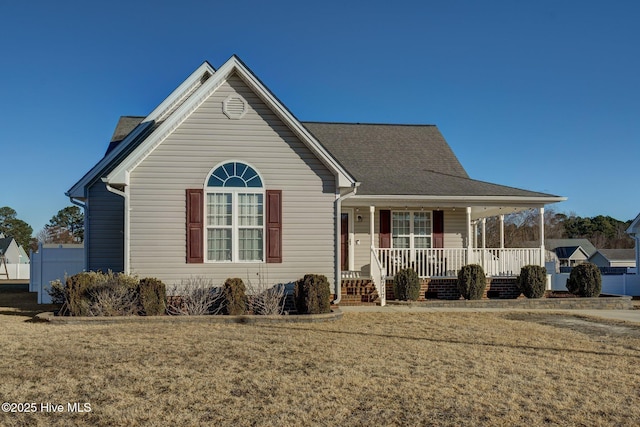 view of front facade featuring a porch and a front lawn