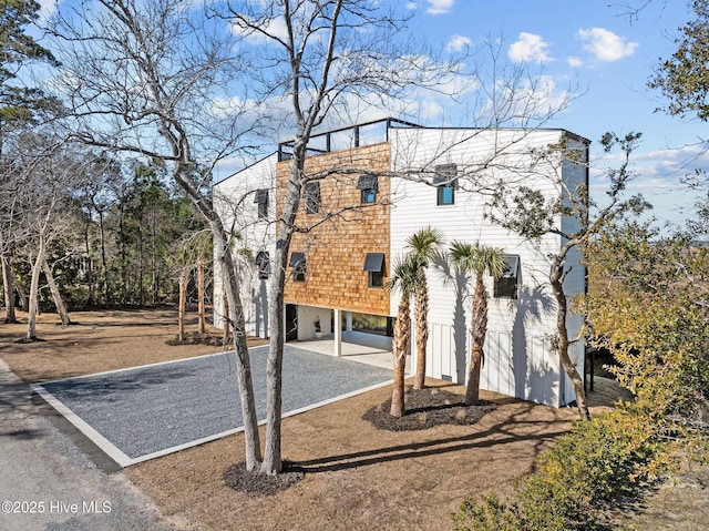 view of front of home featuring a carport