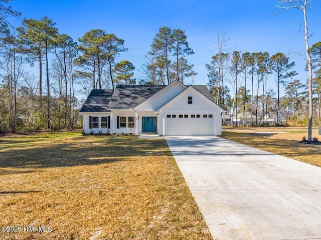 view of front facade featuring a garage and a front yard