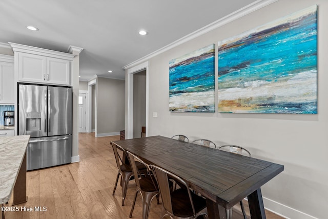 dining area featuring light wood-style floors, recessed lighting, crown molding, and baseboards