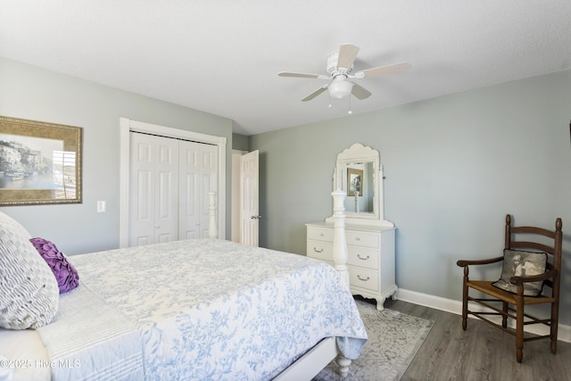 bedroom featuring ceiling fan, dark hardwood / wood-style floors, and a closet