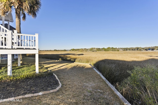 view of yard featuring a rural view