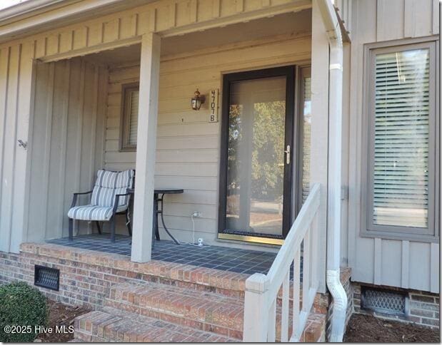 doorway to property featuring covered porch