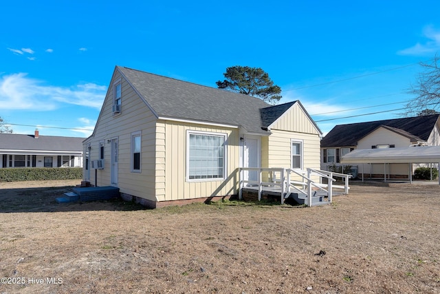 view of front of house featuring cooling unit, a carport, and a front yard