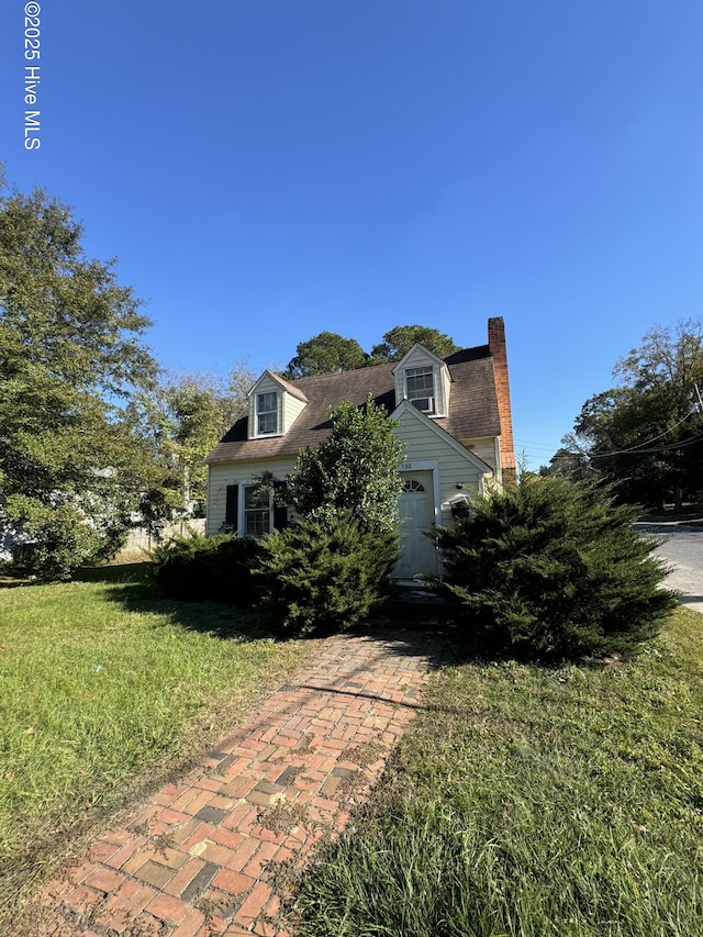 view of front of house featuring a front lawn and a garage