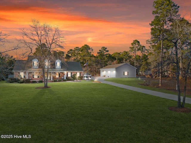 view of front of property featuring a yard