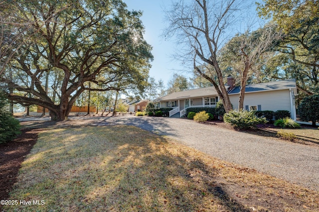 single story home with a front lawn