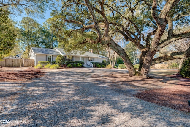 single story home with a porch